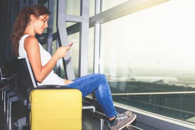 Kadın havaalanında terminal Bagaj taşır