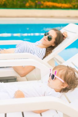 Sonsuz yaz. Şirin Bebek ve anne şezlong rahatlatıcı