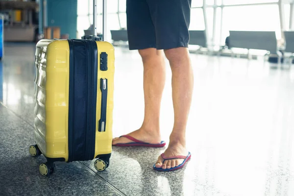 Člověk nese svá zavazadla na letišti terminálu — Stock fotografie