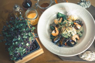 Pişirme deniz ürünleri yemek, midye ile çiğ deniz mahsulleri deniz tarağı