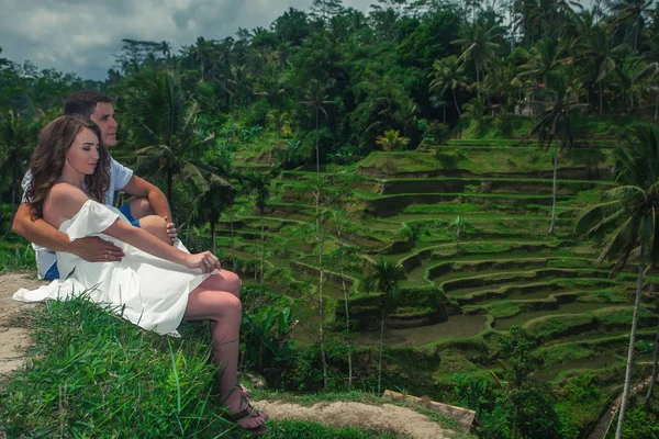 Pirinç tarlalarında yürüyen mutlu bir çift. Bali 'de seyahat. — Stok fotoğraf