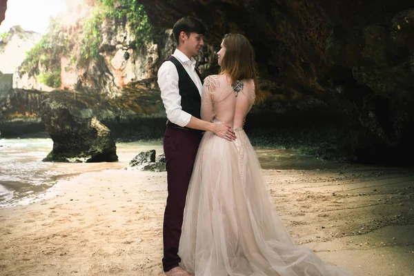 Retrato de pareja feliz, sentado en la playa, vista al mar . —  Fotos de Stock