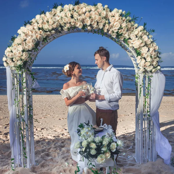 Pareja de boda acaba de casarse —  Fotos de Stock