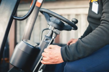 Closeup adam güvenilir ağır kamyon yükleyici sürücüler