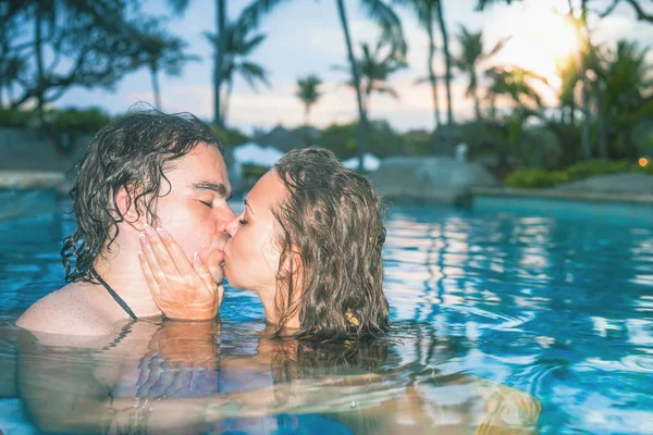 Šťastný pár na pláži, výhled na moře. Cestování na Bali. — Stock fotografie