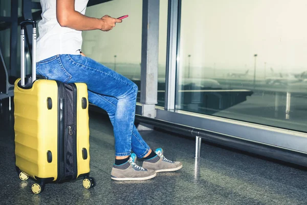 Una donna porta i bagagli al terminal dell'aeroporto — Foto Stock