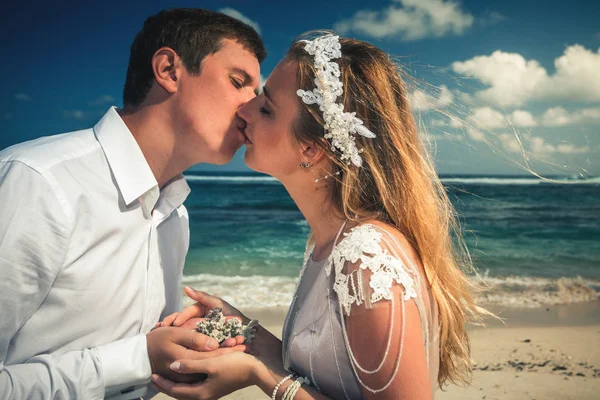 Retrato do casal que beija na praia. Viajar na Tailândia — Fotografia de Stock