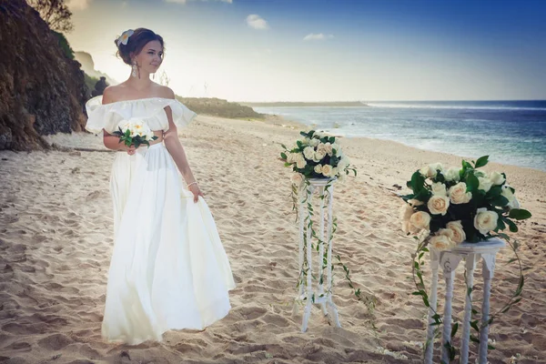 Bela noiva casada na praia, Bali. Cerimônia de casamento — Fotografia de Stock