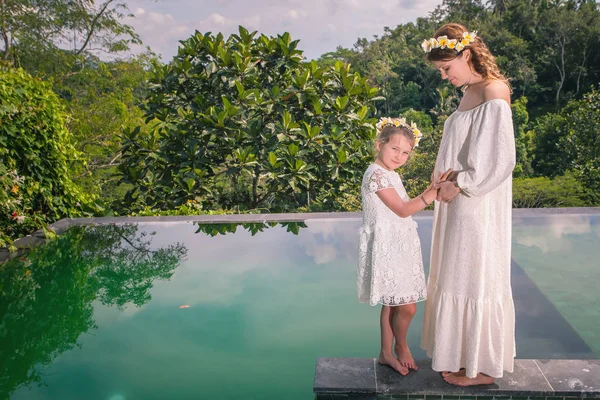 Famiglia felice, mamma incinta e figlia che riposano in hotel, Bali — Foto Stock