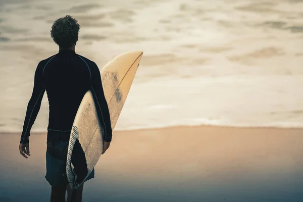 Surfista caminar en la playa va a Ocean, Bali, surf spot — Foto de Stock