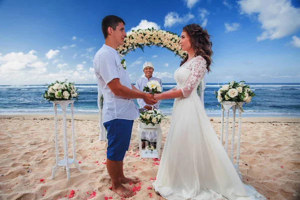 Hochzeitspaar hat gerade geheiratet — Stockfoto