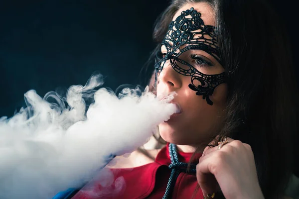 Joven, hermosa chica fumar una cachimba en el club — Foto de Stock