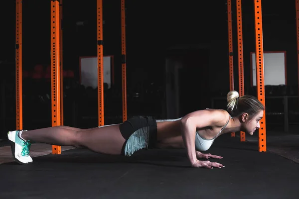 Attraktiv kvinna gör sit-ups övningar. Träning träning på gym class — Stockfoto
