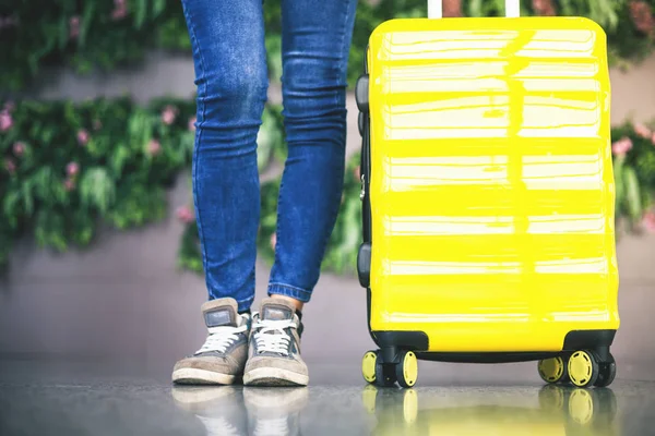 Una donna porta i bagagli al terminal dell'aeroporto — Foto Stock