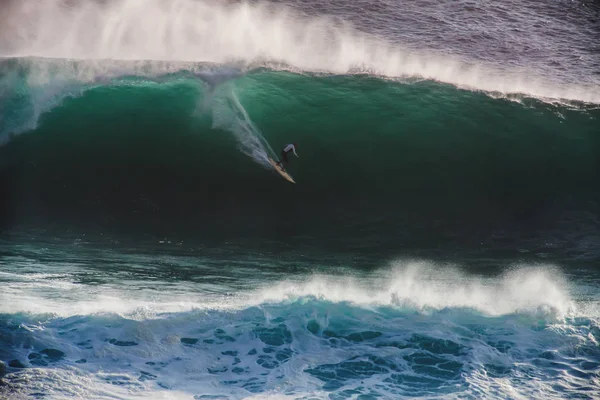 Imagem Surfista em Blue Ocean Big Mavericks Onda na Califórnia — Fotografia de Stock
