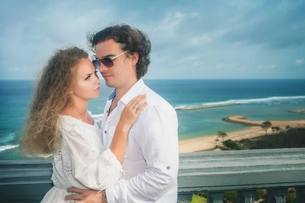 Hochzeitspaar hält Händchen und geht am Strand spazieren — Stockfoto