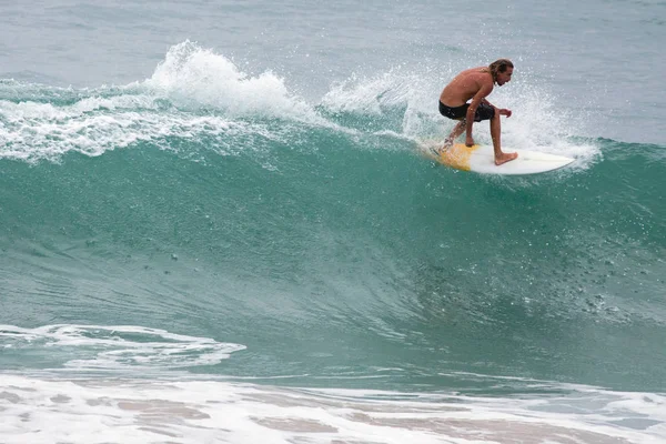 Surfař na Blue Ocean Wave, Bali, Indonésie. Jízda v tubě. — Stock fotografie