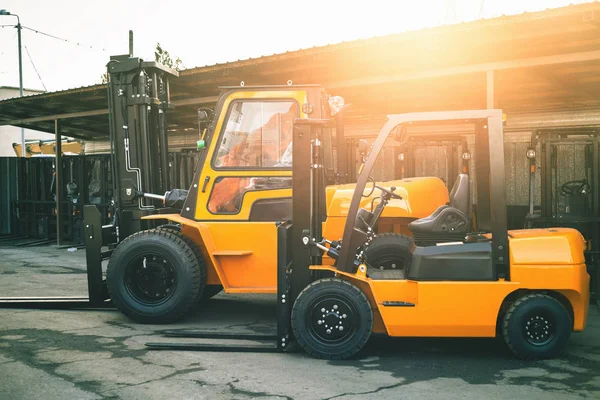 Caricatore pesante affidabile, carrello elevatore. Attrezzature pesanti — Foto Stock