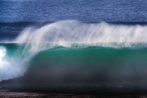 Imagine lungă a oceanului albastru Big Mavericks Wave, California — Fotografie, imagine de stoc