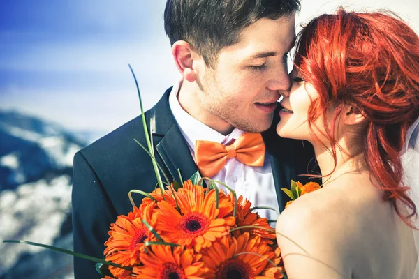 Boda snowboarders pareja acaba de casarse en invierno de montaña — Foto de Stock