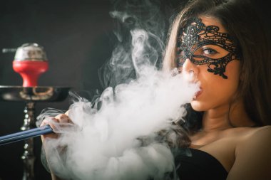 Genç, güzel bir kız duman bir nargile Club