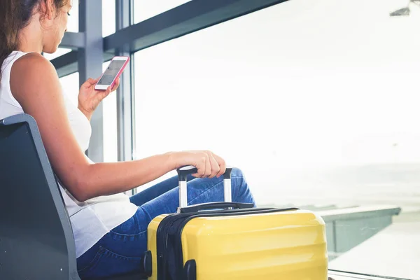 Zbliżenie kobieta nosi swój bagaż na lotnisku — Zdjęcie stockowe