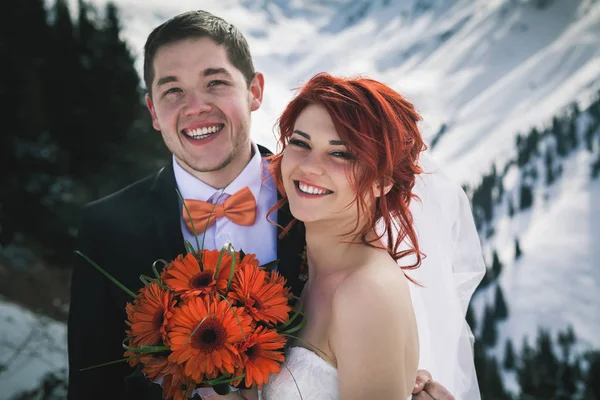 Boda snowboarders pareja acaba de casarse en invierno de montaña —  Fotos de Stock