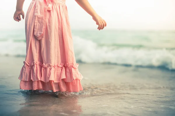 Hermosa niñita en la playa. Crema protector solar para niños . —  Fotos de Stock