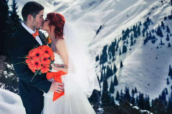 Boda snowboarders pareja acaba de casarse en invierno de montaña —  Fotos de Stock