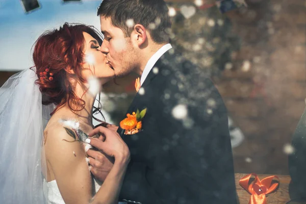 Hochzeits-Snowboarder-Paar hat gerade im Winter geheiratet — Stockfoto