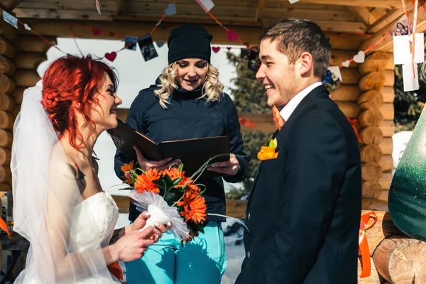 Mariage snowboarders couple vient de se marier à l'hiver de montagne — Photo