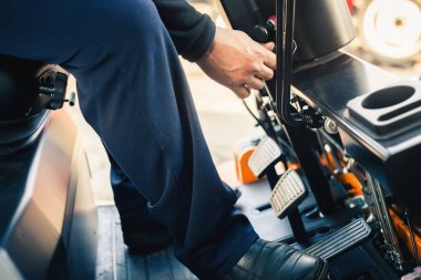 Closeup adam güvenilir ağır kamyon yükleyici sürücüler