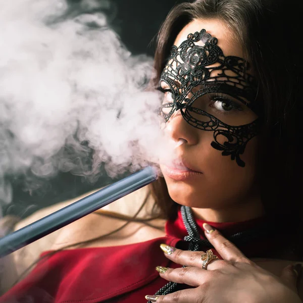 Młoda, piękna dziewczyna pali fajki w klubie — Zdjęcie stockowe