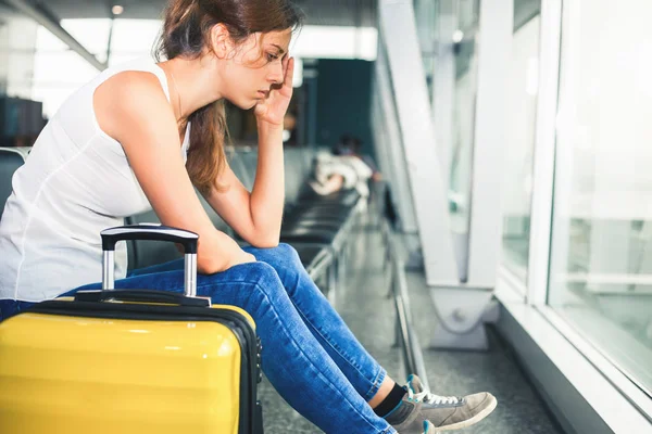 女人携带你的行李在机场航站楼 — 图库照片