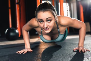 Çekici kadın mekik egzersizleri yapın. Egzersiz egzersiz jimnastik sınıfı