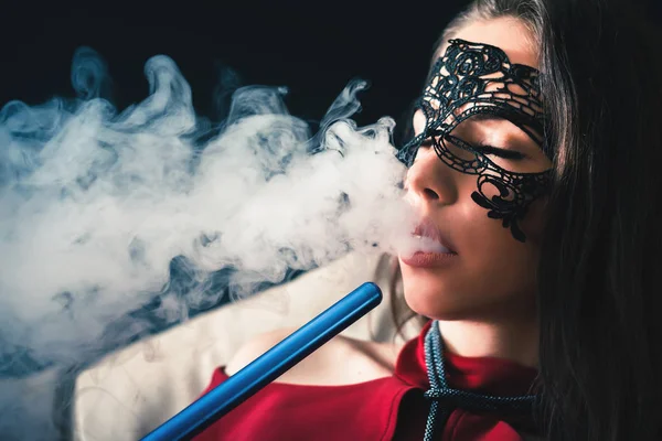 Jovem, menina bonita fumar um narguilé no clube — Fotografia de Stock