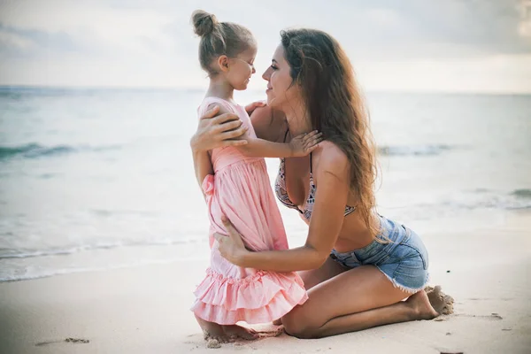 Mamma e bambino giocano vicino alla spiaggia. Viaggiare con la famiglia, bambino — Foto Stock