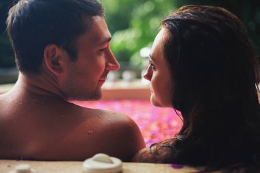 Couplere laxing banyo lüks otel tropikal çiçek açık