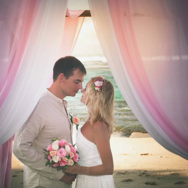 Casamento casal acaba de se casar — Fotografia de Stock