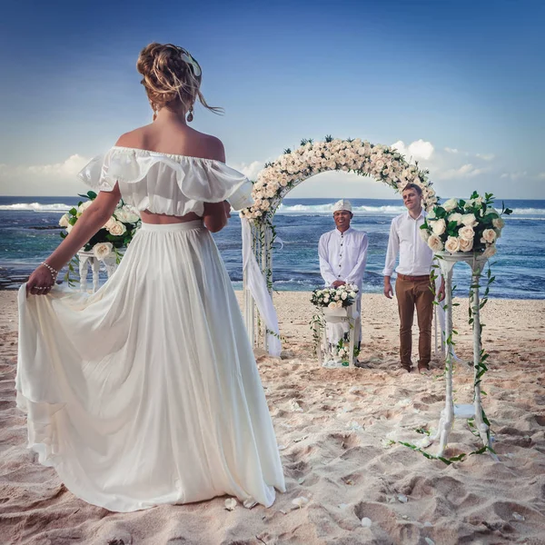 Bröllopsparet smekmånaden — Stockfoto