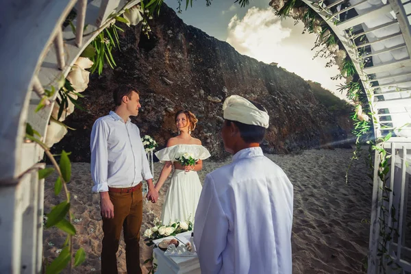 Pareja de boda acaba de casarse — Foto de Stock