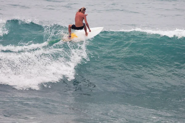 Surfař na Blue Ocean Wave, Bali, Indonésie. Jízda v tubě. — Stock fotografie