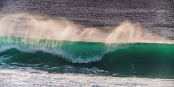 Imagem de exposição longa do oceano azul Onda de Mavericks grandes, Califórnia — Fotografia de Stock