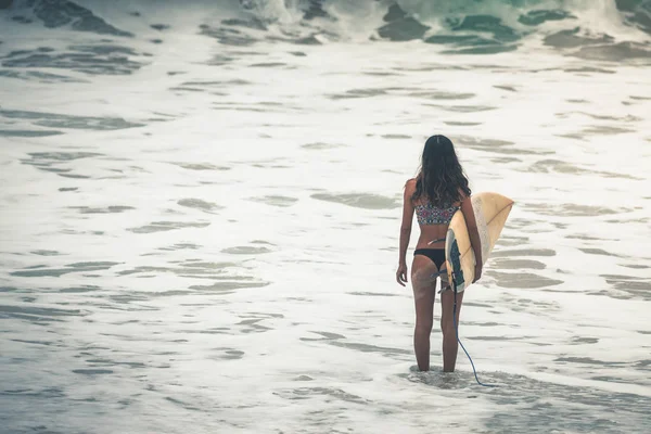Surfer met surfboard surfen plek, gonna wandeling in de buurt van strand. — Stockfoto