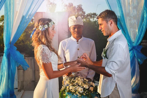 Hochzeitspaar hat gerade geheiratet — Stockfoto