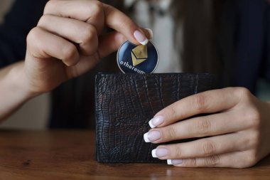 Başarılı bir şekilde kadın Ethereum con cüzdan koydu. Kripto sikke tasarruf.