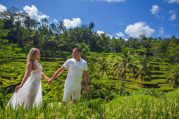 Coppia felice che viaggia a Bali, terrazze di riso di Tegalalang, Ubud — Foto Stock