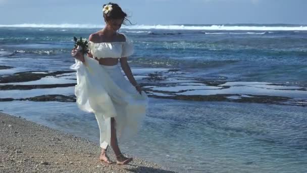 Прекрасная невеста вышла замуж на пляже, Бали. Свадебные церемонии — стоковое видео