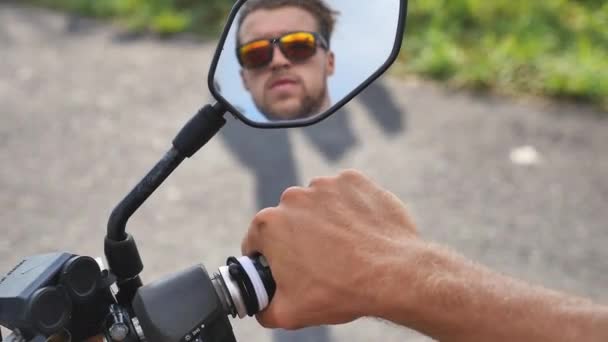 Imagens de close-up Man iniciar motocicleta motor e colocar a chave — Vídeo de Stock