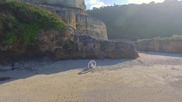 Letecký pohled na DRONY stopáž 4k šťastnému páru pláž v Bali. — Stock video